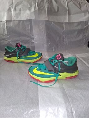 Nike KD Sneakers Size Women 7.5 = 6.5